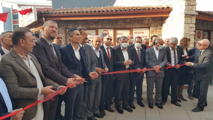 Kocaeli Yozgatlılar Derneği , yeni dernek binasının açılışını geniş kapsamlı katılımla gerçekleştirdi.