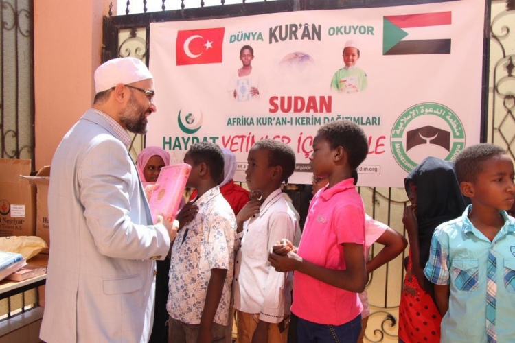 Sudan'da 525 Yetime Kur'an Hediyesi